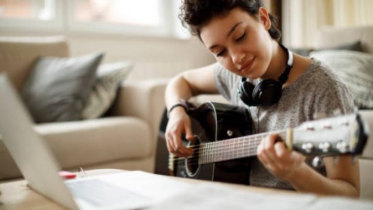 Etapes essentielles pour apprendre a jouer de la guitare une fois pour toutes