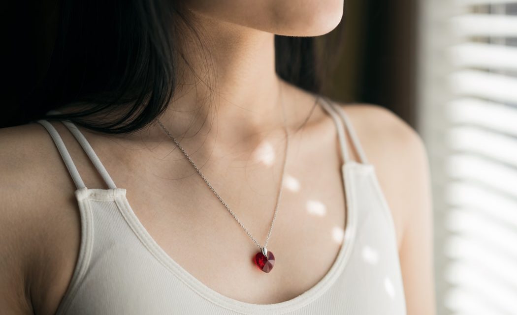 Le bien-être à la maison à l’aide d’un collier de pierre : exemple du quartz rose
