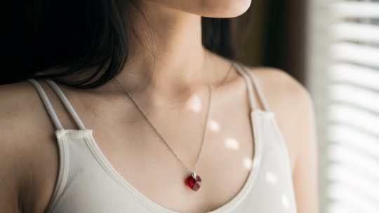Le bien-être à la maison à l’aide d’un collier de pierre : exemple du quartz rose